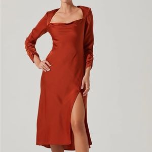 ASTR the label GRACIE LONG SLEEVE CUTOUT SATIN MIDI DRESS (Rust)